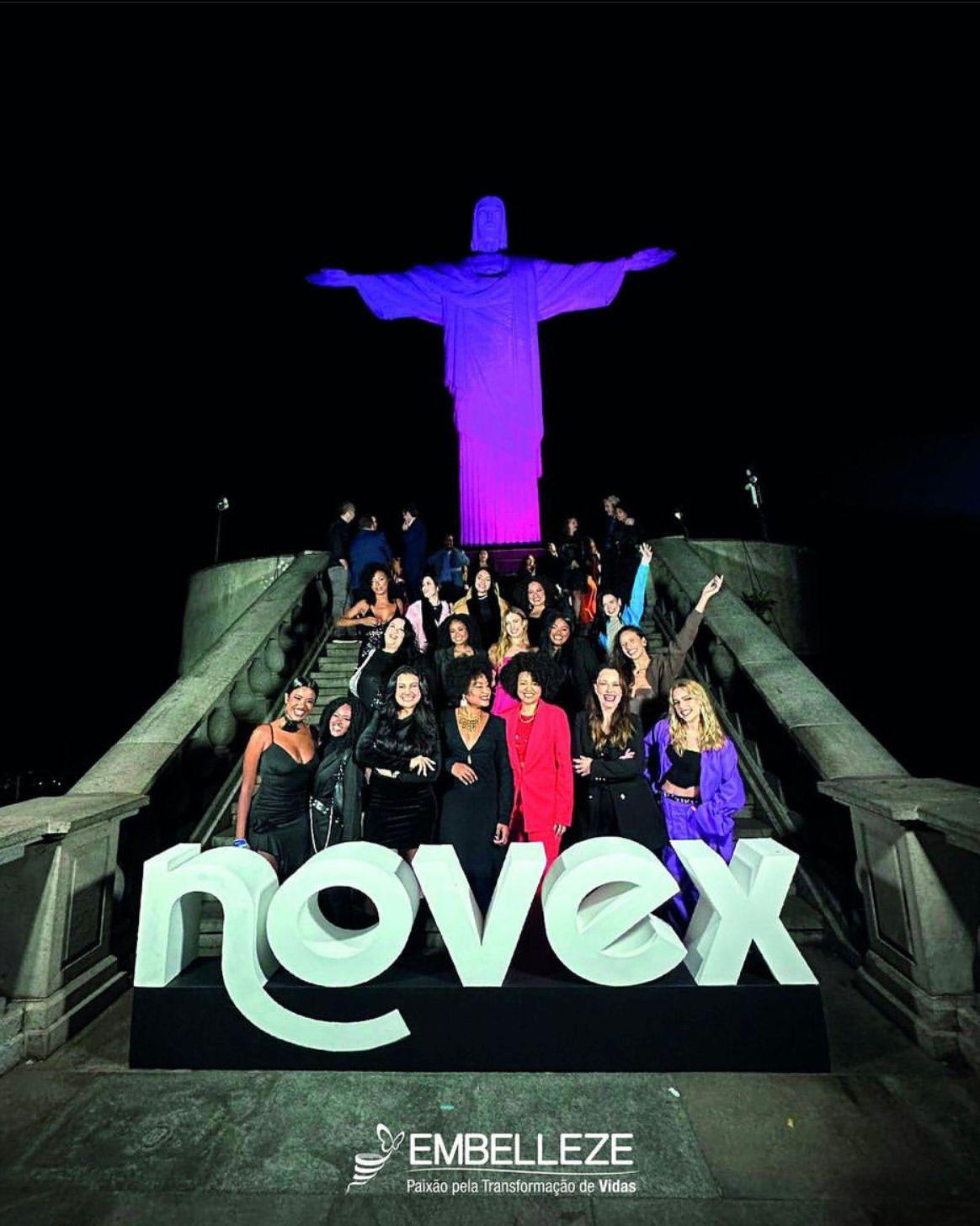 Cristo é iluminado para anunciar o rebranding de Novex da Emebelleze