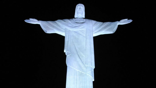 Cristo Redentor iluminado para alertar sobre as doenças renais