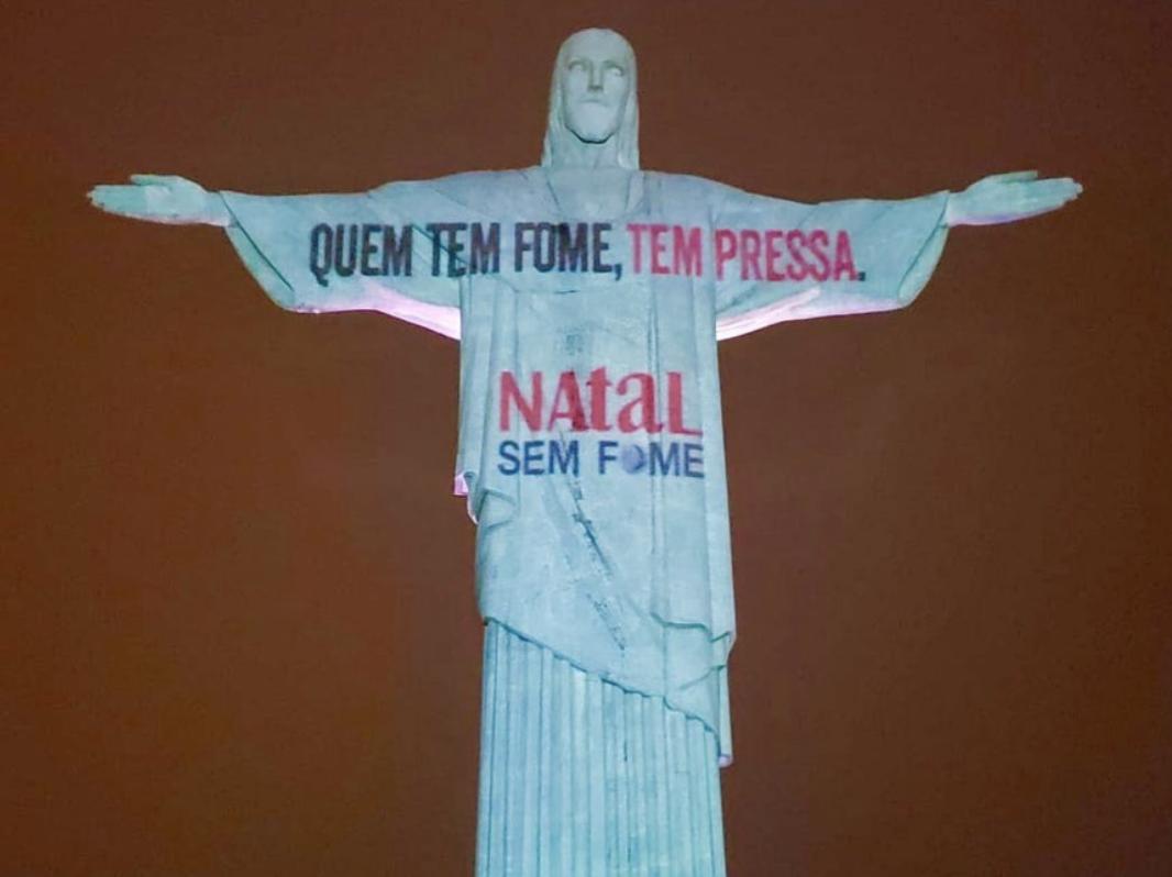 Cristo Redentor com projeção e iluminação especiais em ação de combate à fome