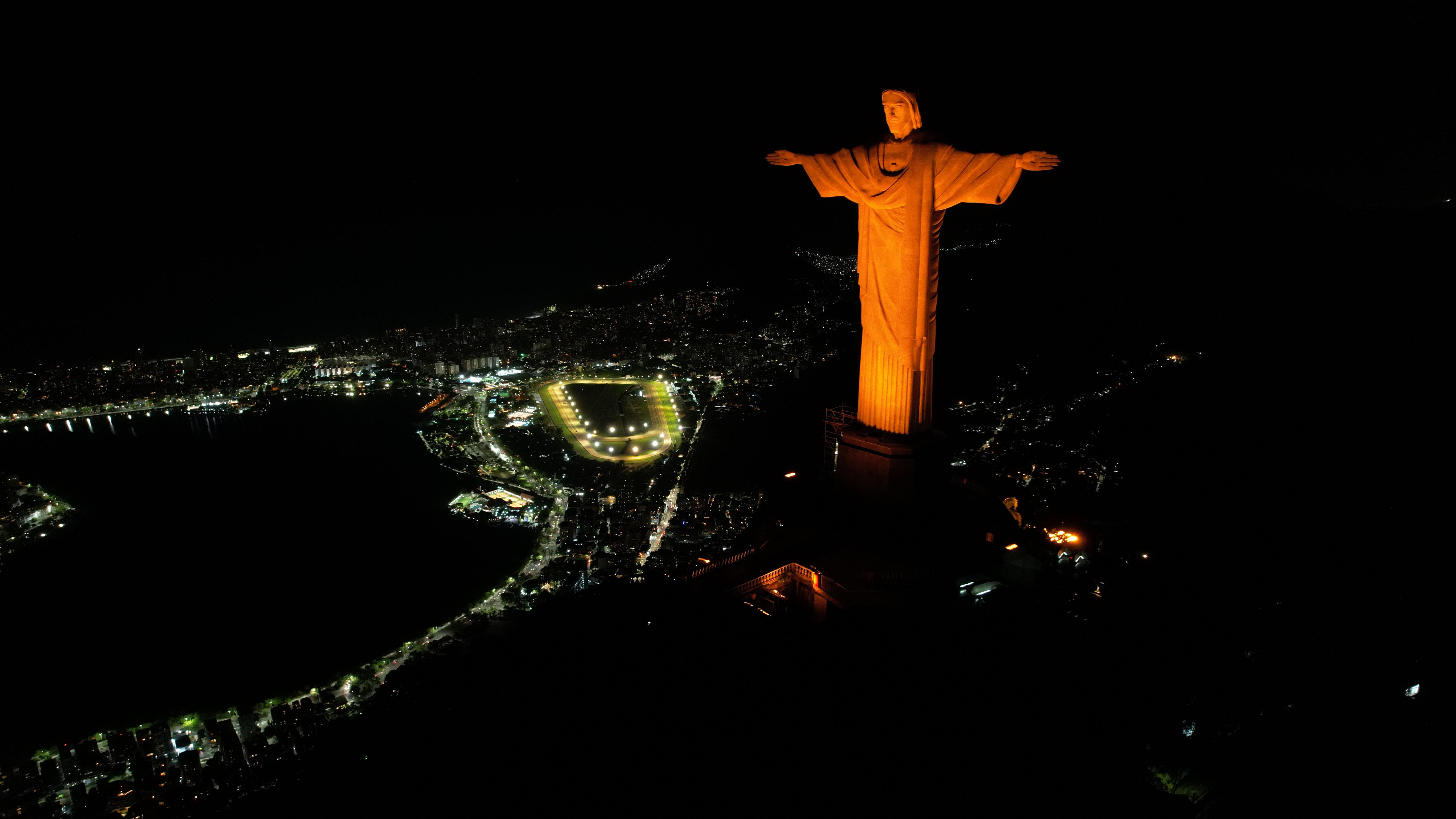 Cristo Redentor e Igreja de Nossa Senhora da Penha recebem iluminação laranja pelo Dia do Gari e em homenagem aos 50 anos da Comlurb nessa quinta-feira