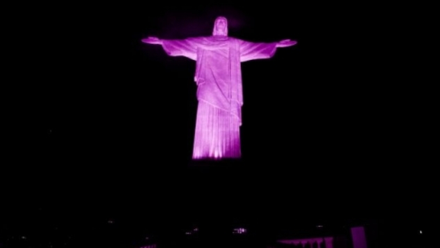 Cristo Redentor é iluminado de rosa em mais um ano pelo Outubro Rosa