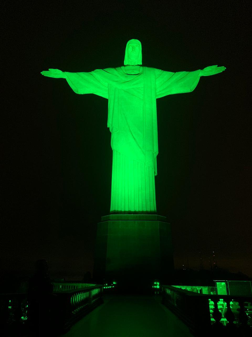Cristo Redentor é iluminado em verde pelo Dia Nacional de Conscientização sobre as Distrofias Musculares