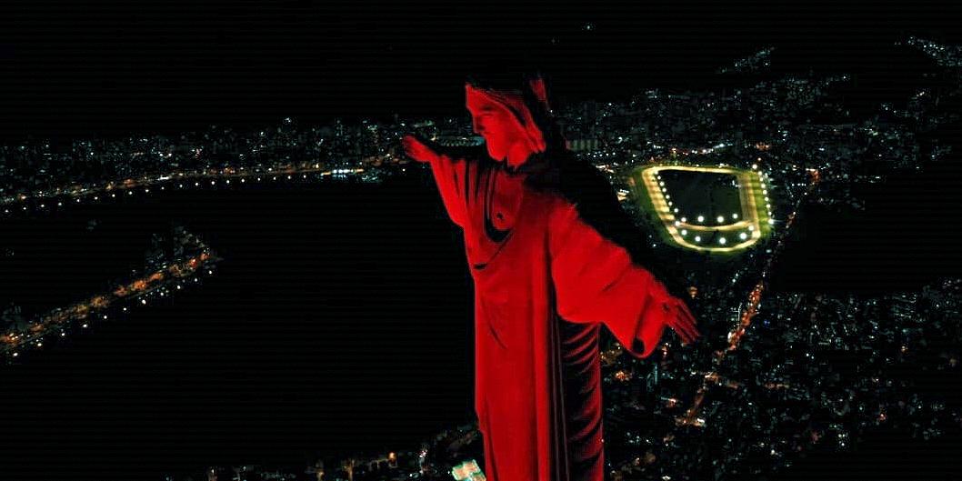 Cristo Redentor foi iluminado de vermelho em homenagem ao Dia da Advocacia