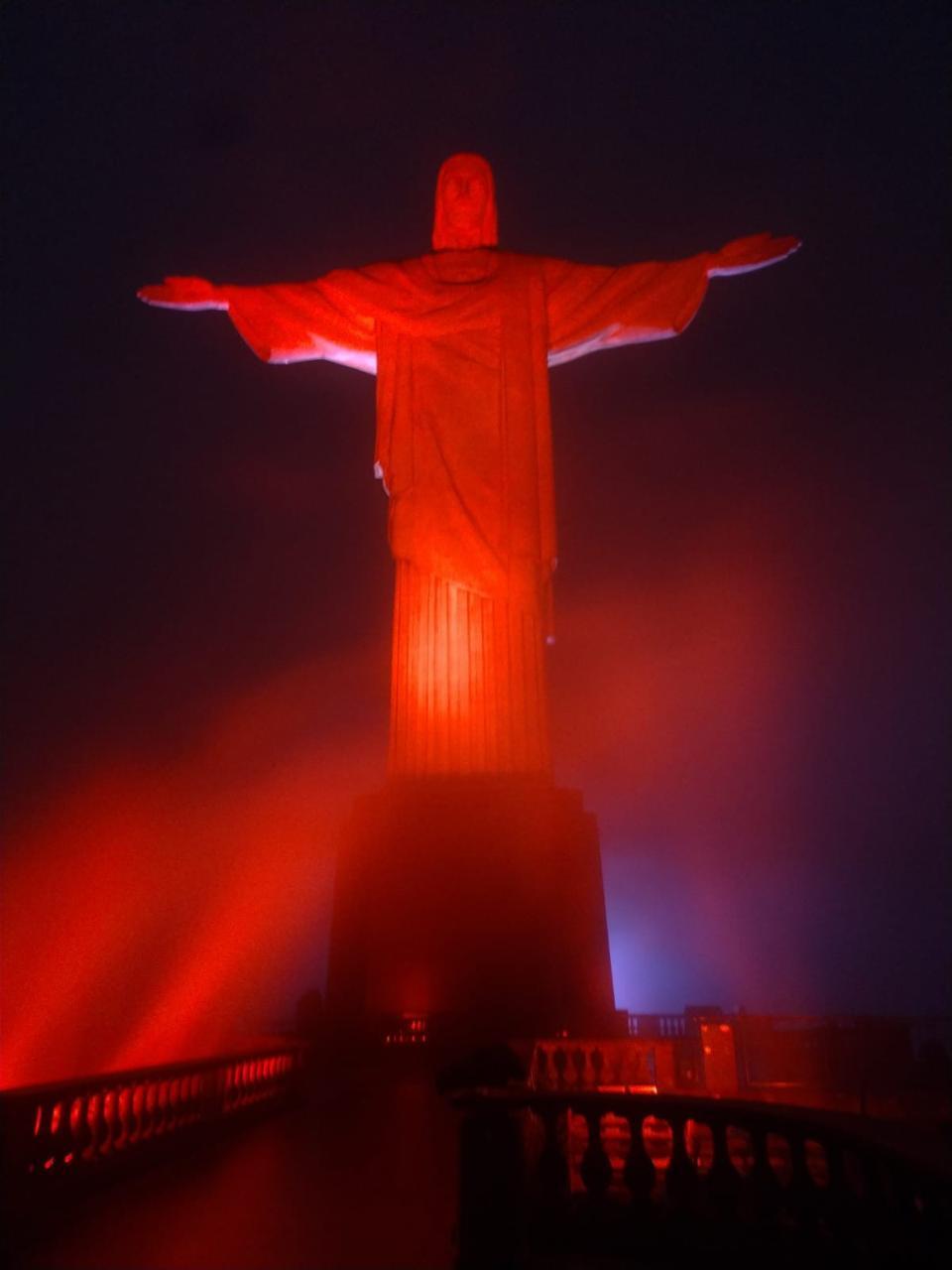 Cristo Redentor foi iluminado em laranja pelos 68 anos da Refit, empresa patrocinadora do Cristo Redentor