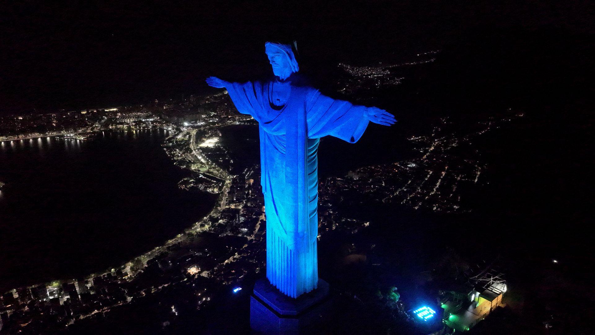 Cristo Redentor iluminado em azul nesta terça-feira pelo Jubileu de 65 anos da entrada no Céu do Beato Donizetti Tavares de Lima