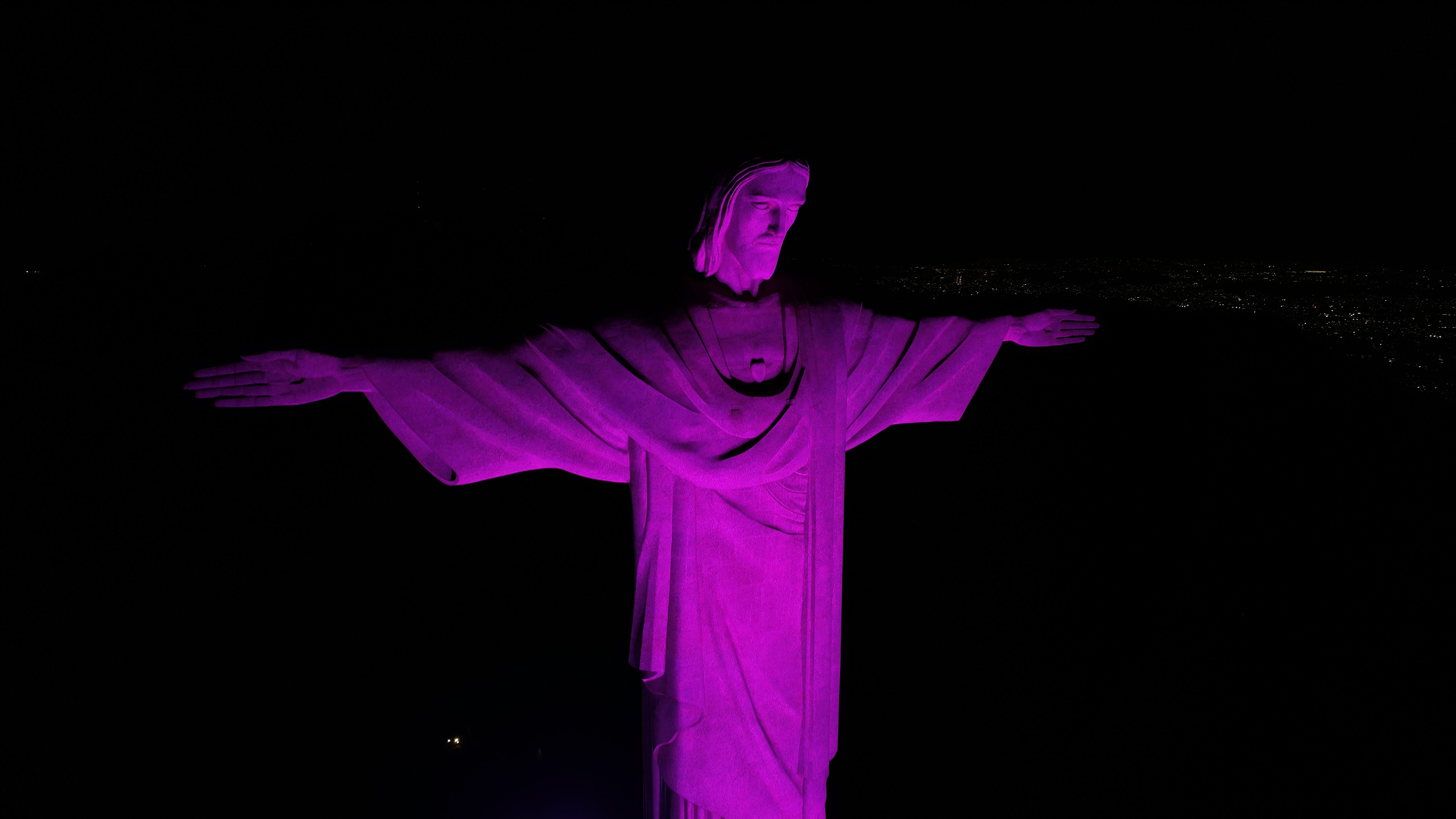 Cristo Redentor iluminado em roxo pela conscientização sobre as Doenças Inflamatórias Intestinais