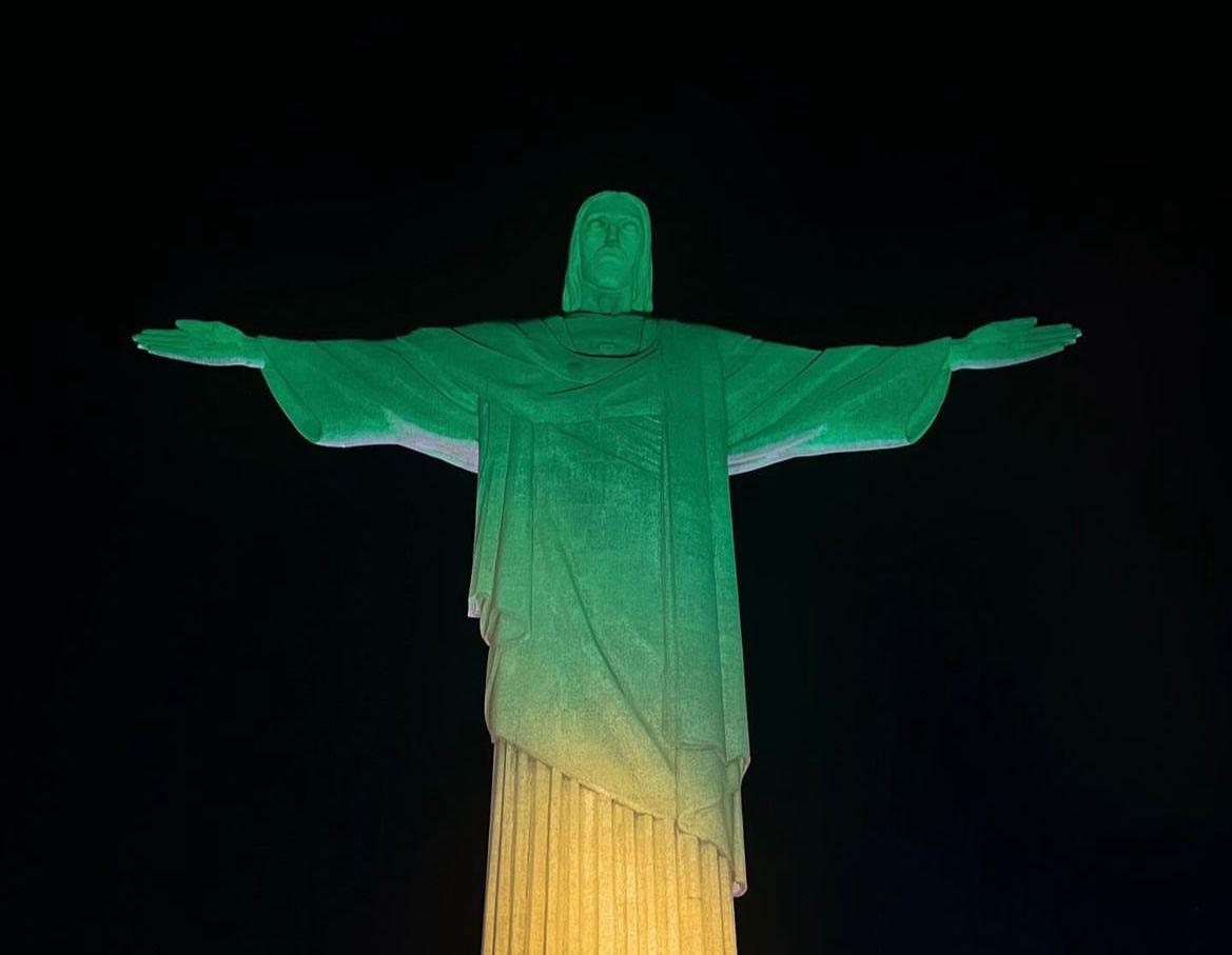 Cristo Redentor iluminado em verde e amarelo celebra a estreia da Seleção Brasileira de Futebol na Copa América