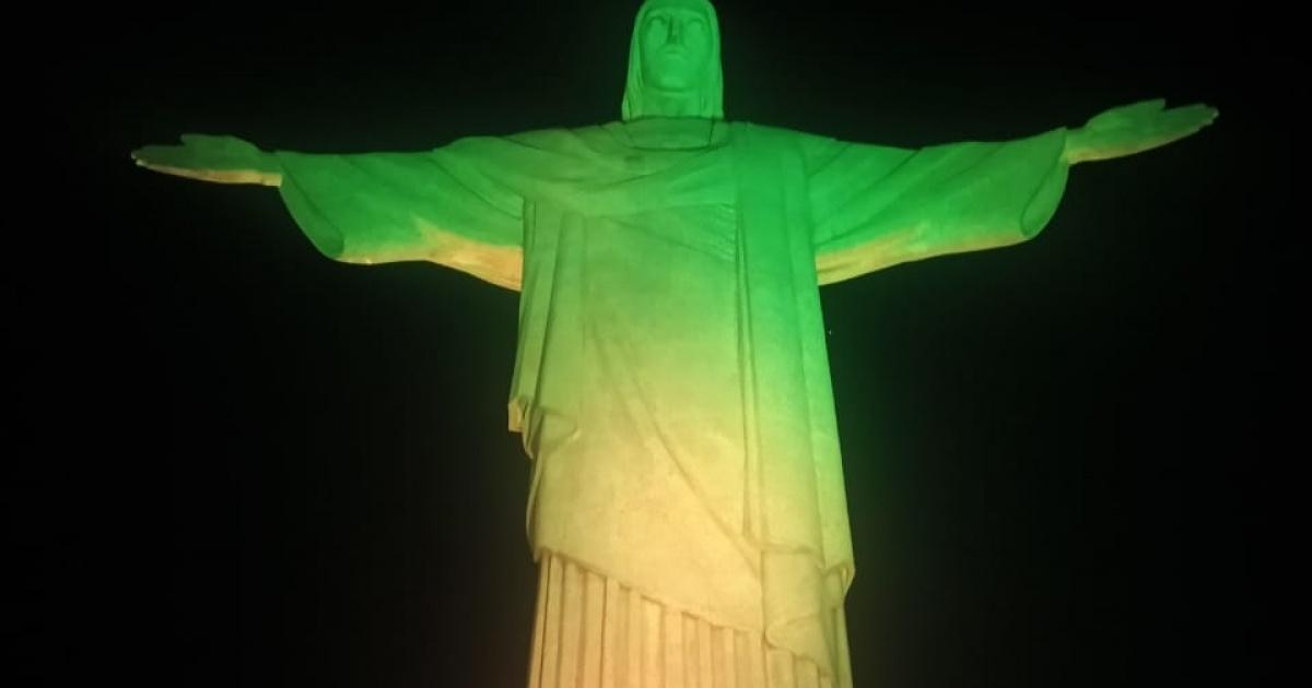 Cristo Redentor iluminado em verde e amarelo pelo início do Campeonato Brasileiro Série D
