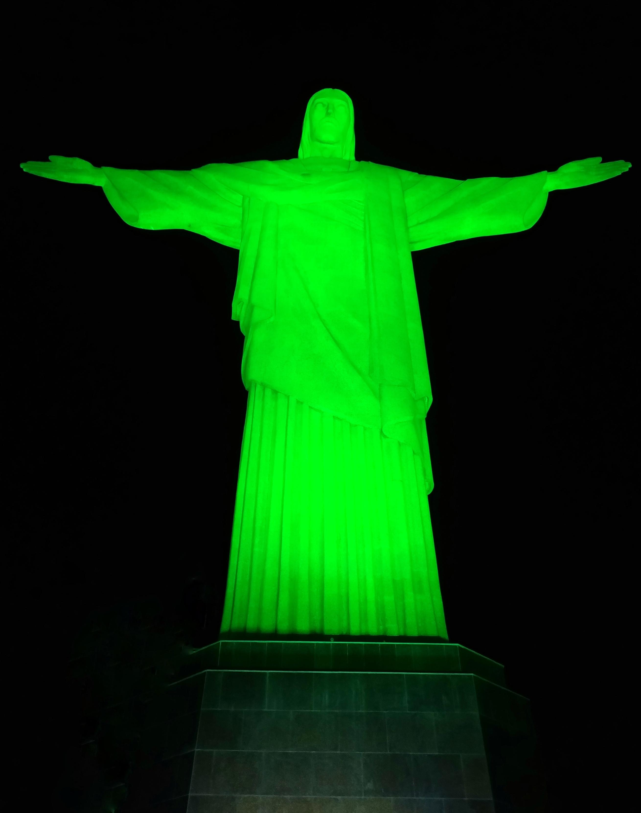Cristo Redentor iluminado em verde para homenagear o Dia do Zootecnista e destacar papel estratégico da profissão no país