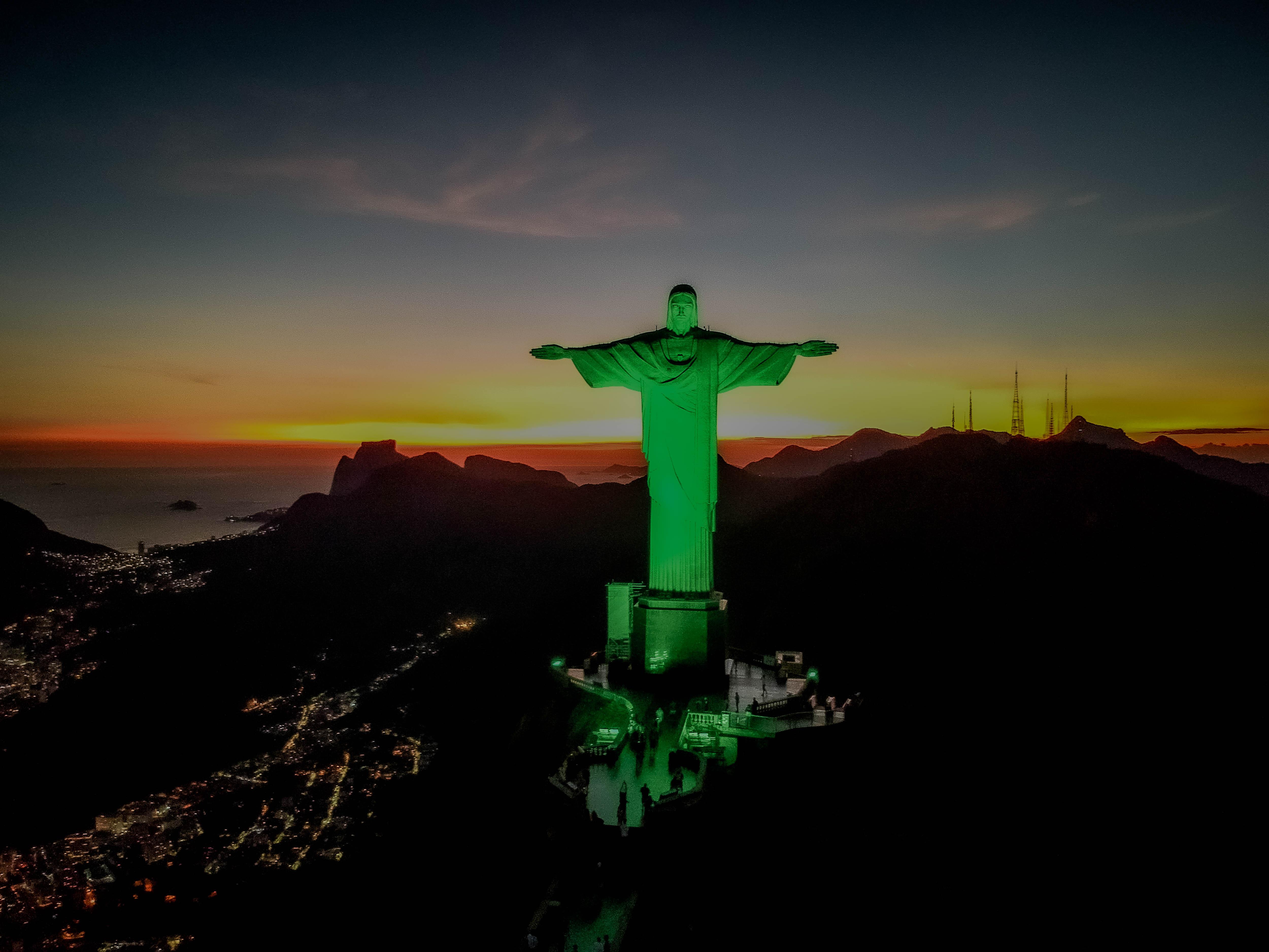 Cristo Redentor, no Rio, e Obelisco do Ibirapuera, em São Paulo, são iluminados em verde pelo Dia Nacional do Cerrado