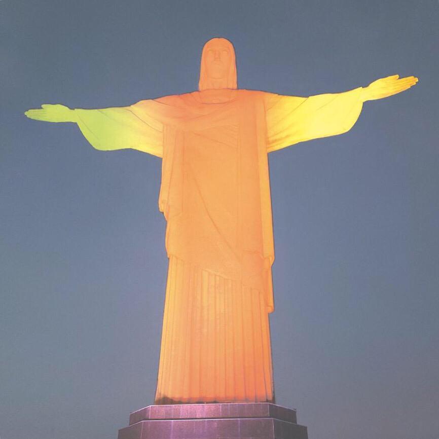 Cristo Redentor iluminado nas cores do evento mundial “Economia de Francisco”