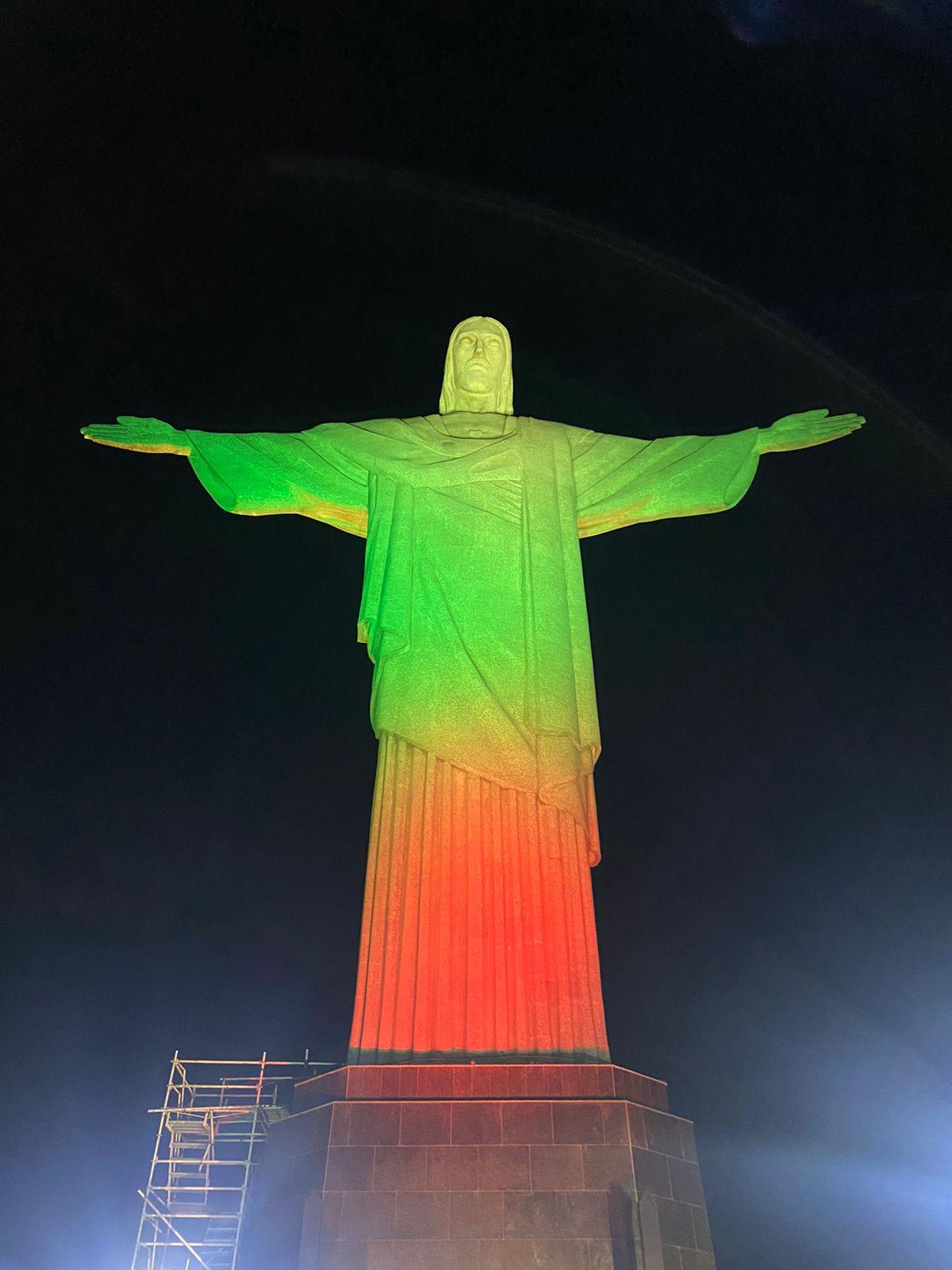 Cristo Redentor iluminado pelo Dia Nacional da Bulgária