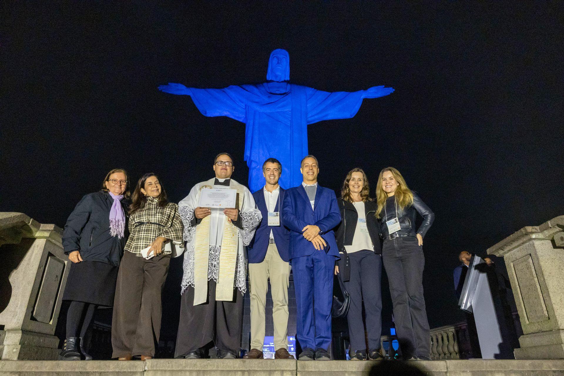 Cristo Redentor recebe iluminação em azul e branco para celebrar parceria de Impacto Social