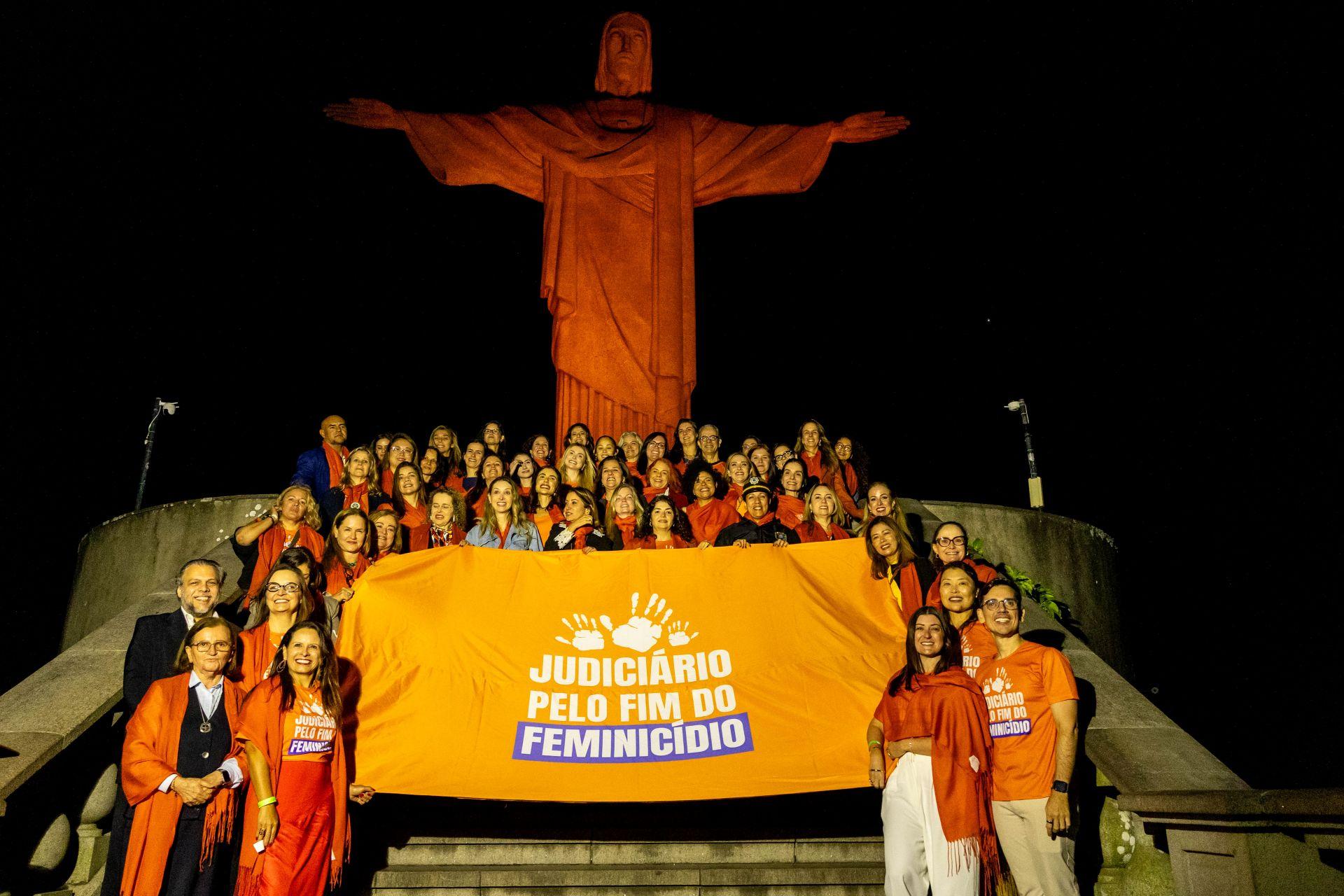 Cristo Redentor recebe iluminação em mobilização nacional pela defesa da vida das mulheres
