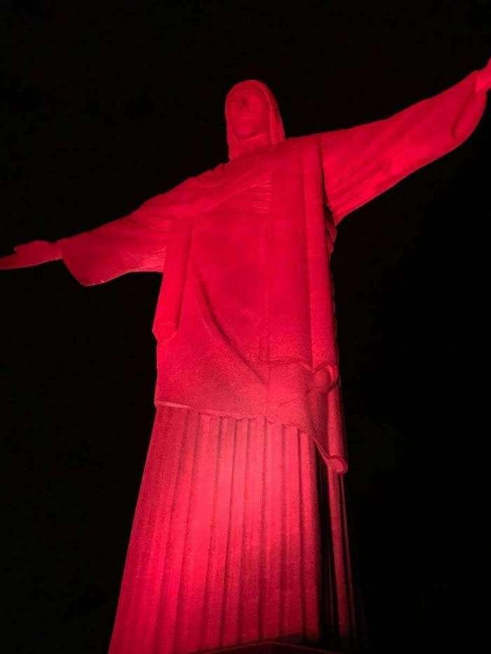 Cristo Redentor recebe iluminação especial pelo Dia Mundial de Conscientização da Doença Falciforme