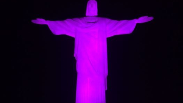 Cristo Redentor recebe iluminação especial pelo Dia Nacional do Perdão