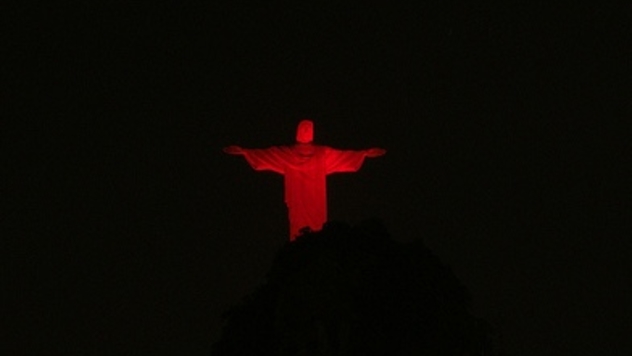 Cristo Redentor vermelho em atenção à luta contra a AIDS