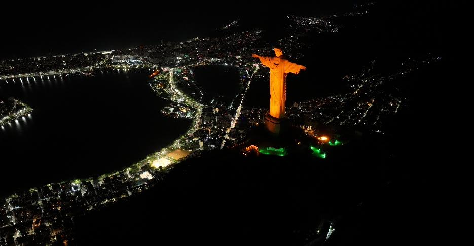 Em parceria com ONU Mulheres, Cristo Redentor foi iluminado em laranja pela Eliminação da Violência contra as Mulheres