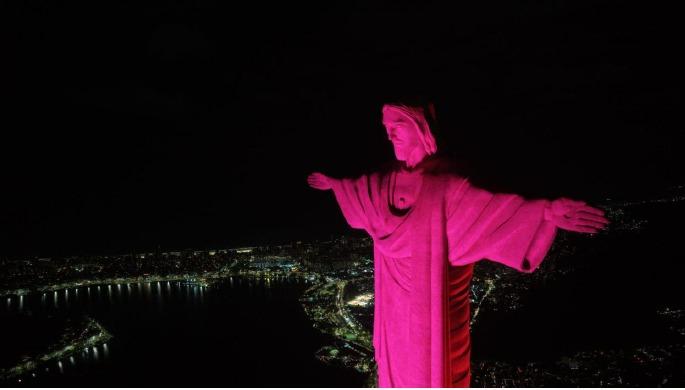 FIAP lança programa de inclusão digital para mulheres no Rio e celebra chegada ao estado com iluminação magenta do Cristo Redentor
