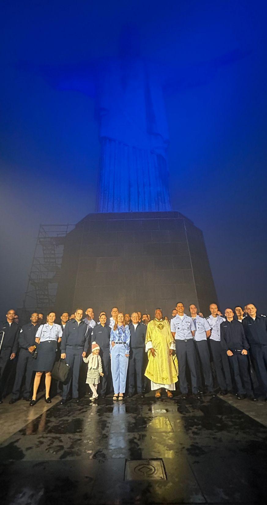 Força Aérea celebra o Dia do Aviador com iluminação do Cristo Redentor