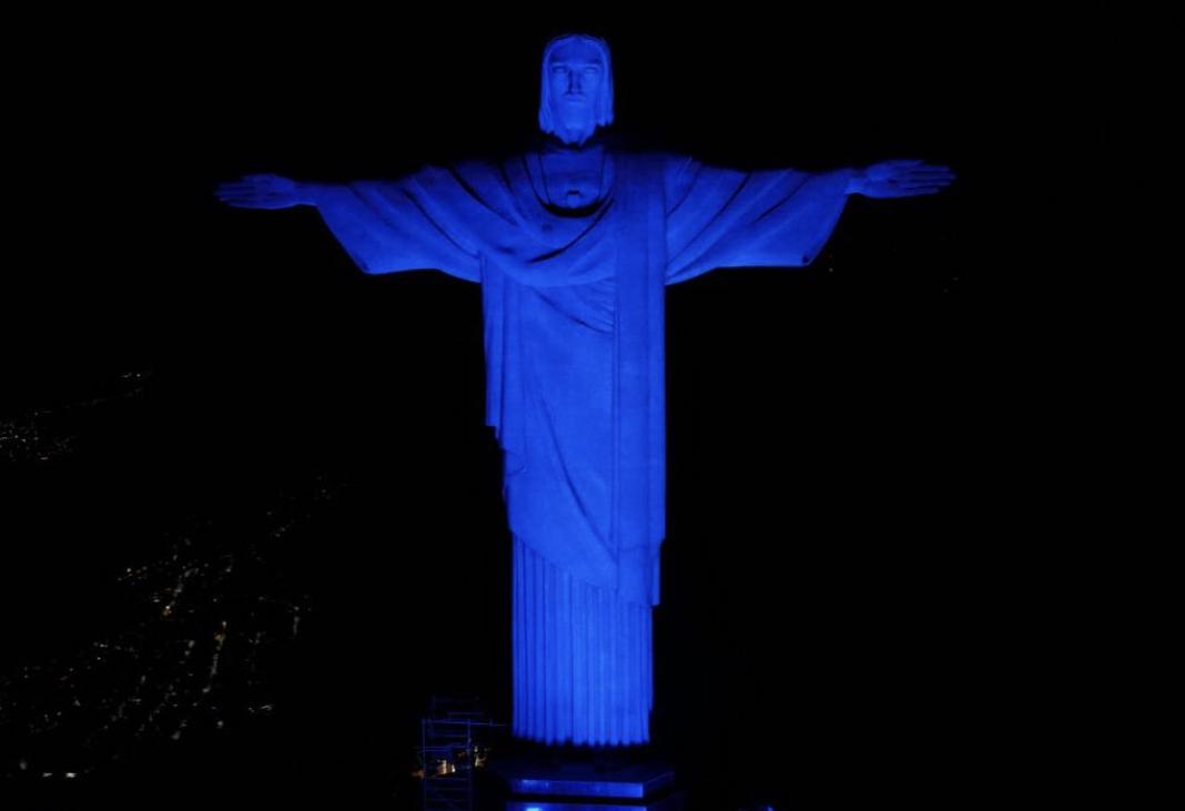 Monumento ao Cristo Redentor é iluminado na cor azul em homenagem aos 50 anos do INTO