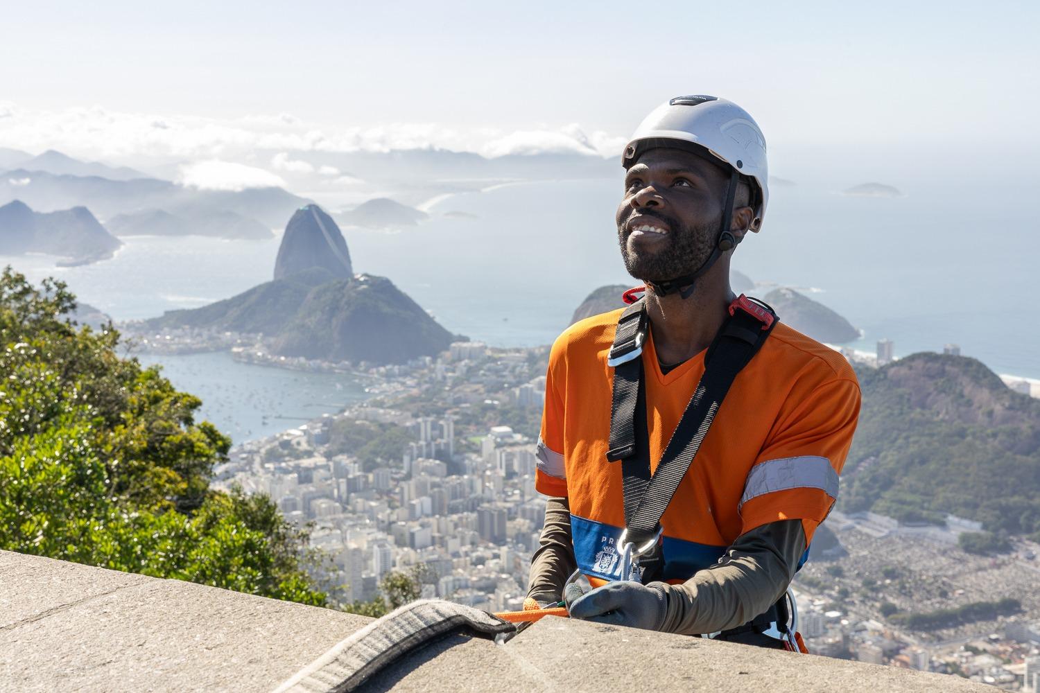 Garis alpinistas da Comlurb realizam limpeza nas encostas do entorno do Santuário Cristo Redentor, no Corcovado