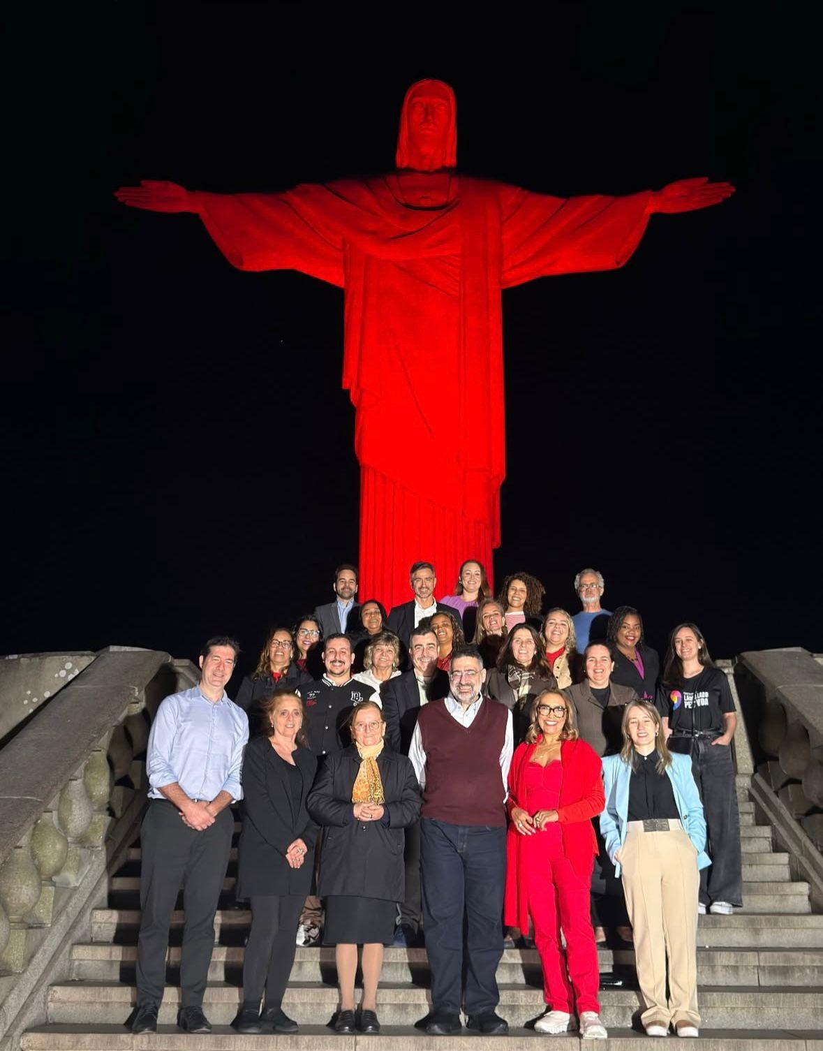 Instituto Lado a Lado pela Vida alerta para as doenças do coração durante o Setembro Vermelho com iluminação especial no monumento ao Cristo Redentor