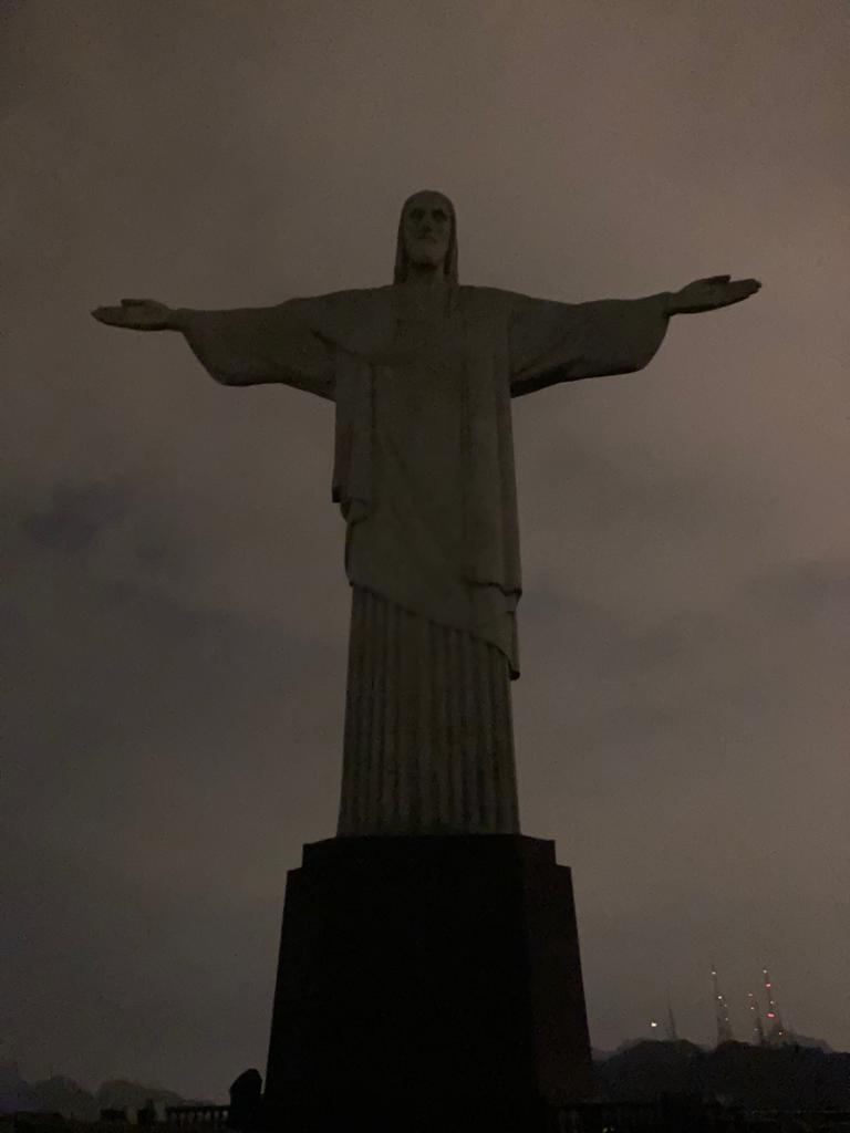 Monumentos pelo Brasil são apagados em ato simbólico liderado pela TUCCA para conscientização sobre o câncer ocular infantil