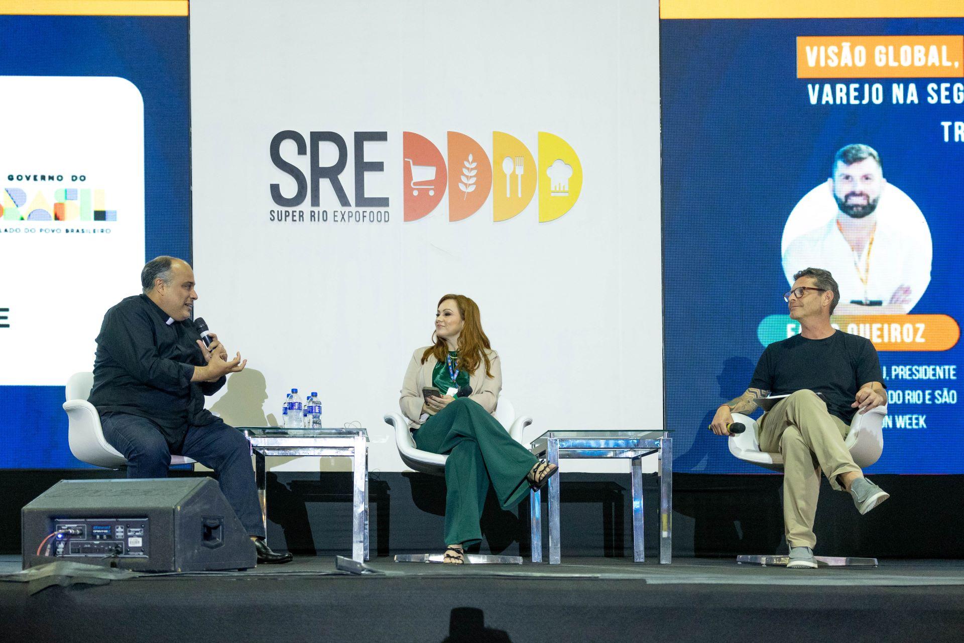 Painel Social na SRE com participação de Padre Omar e David Hertz e mediação de Carol Bottiroli