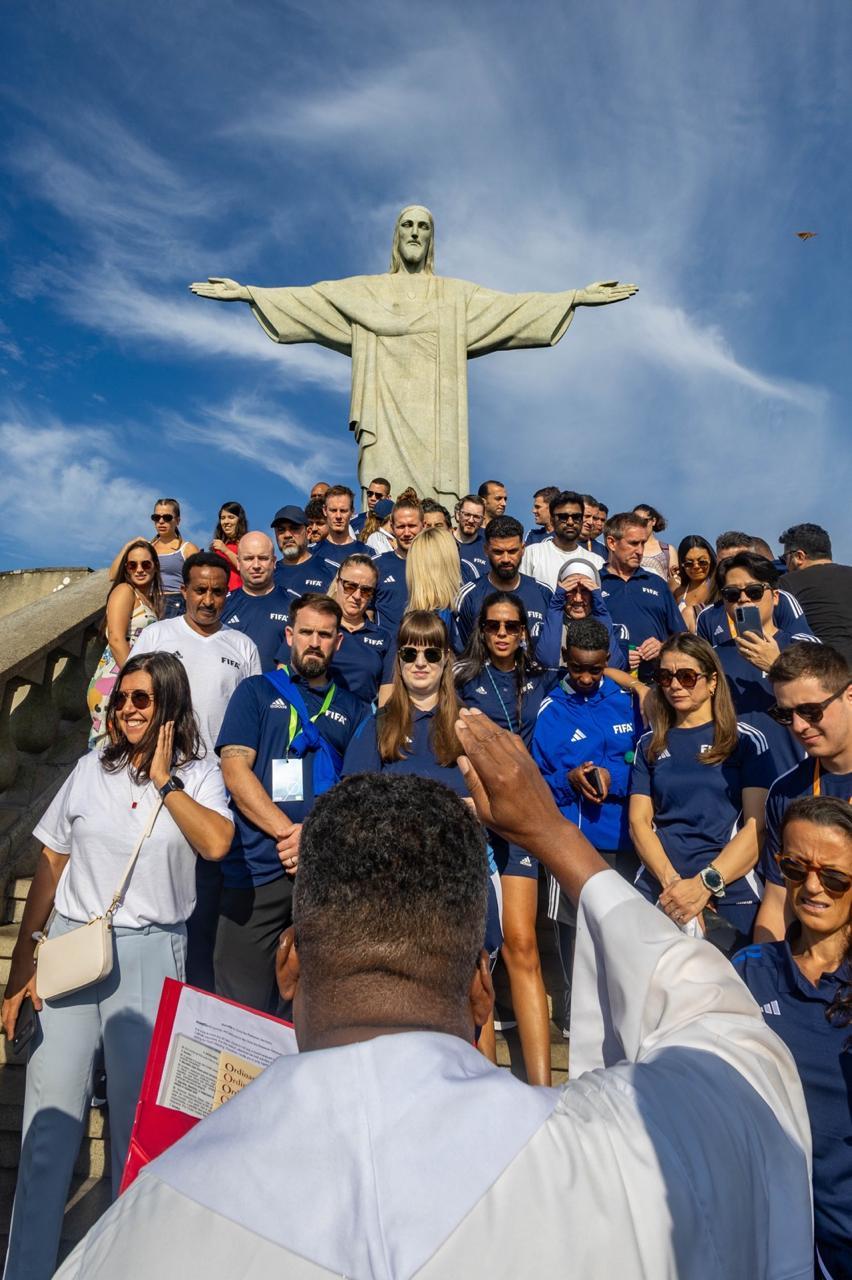 Participantes da 3ª edição do diploma de Liderança Técnica da FIFA visitam o Santuário Cristo Redentor