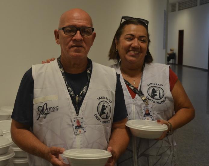 Santuário Cristo Redentor entrega caixas de bombons em almoço de Páscoa para pessoas em situação de rua
