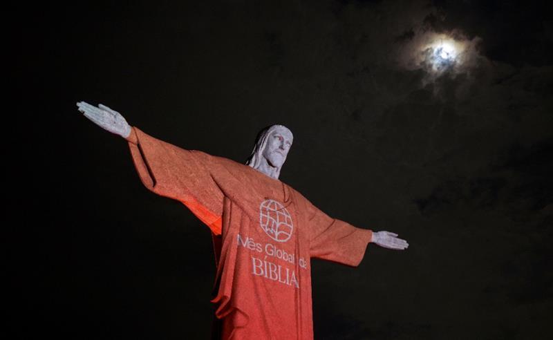 YouVersion, criadora do aplicativo da Bíblia mais popular do mundo, celebra 1 bilhão de downloads com projeção no Cristo Redentor
