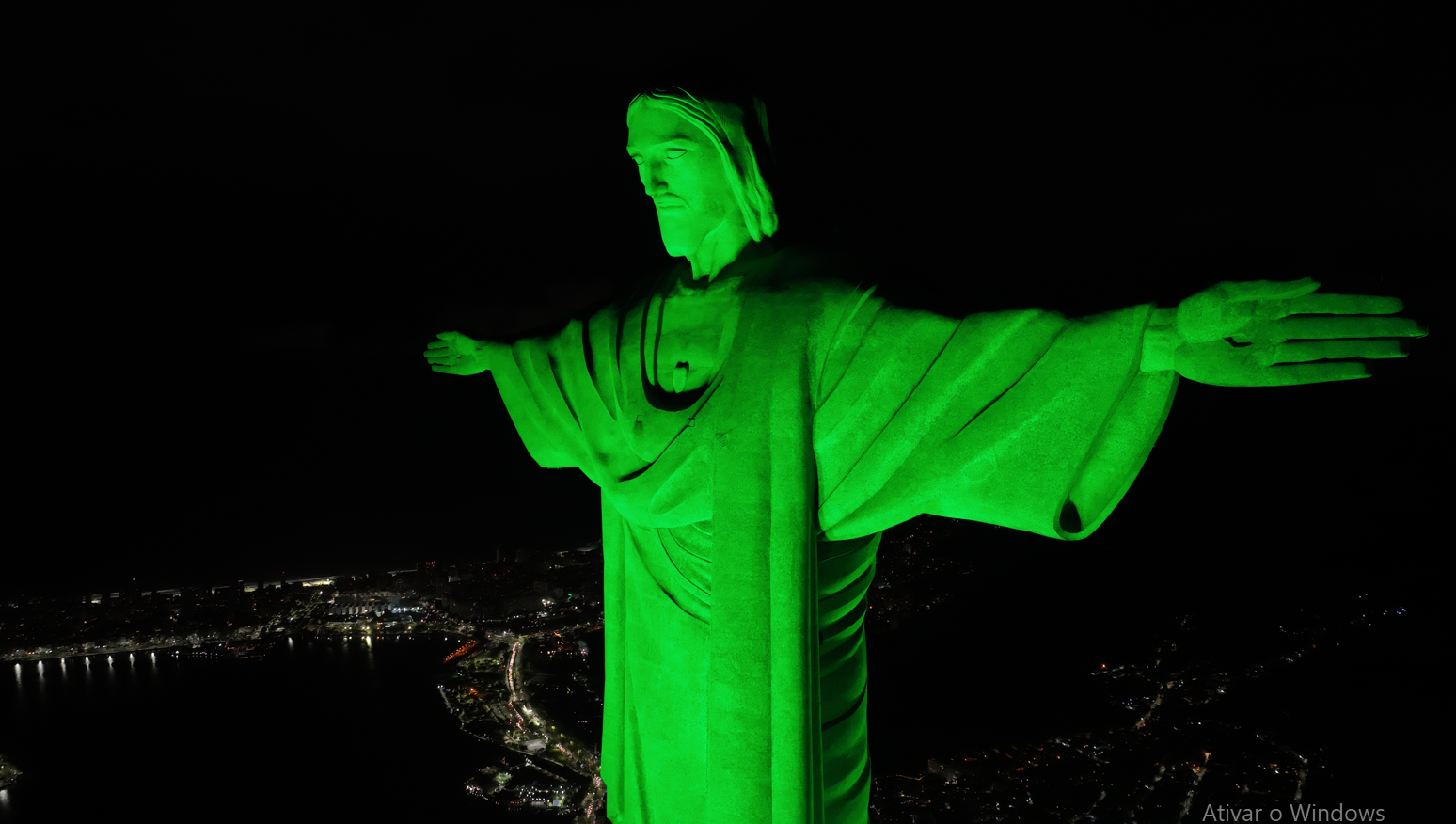 Cristo Redentor tem iluminação especial no Dia dos Médicos