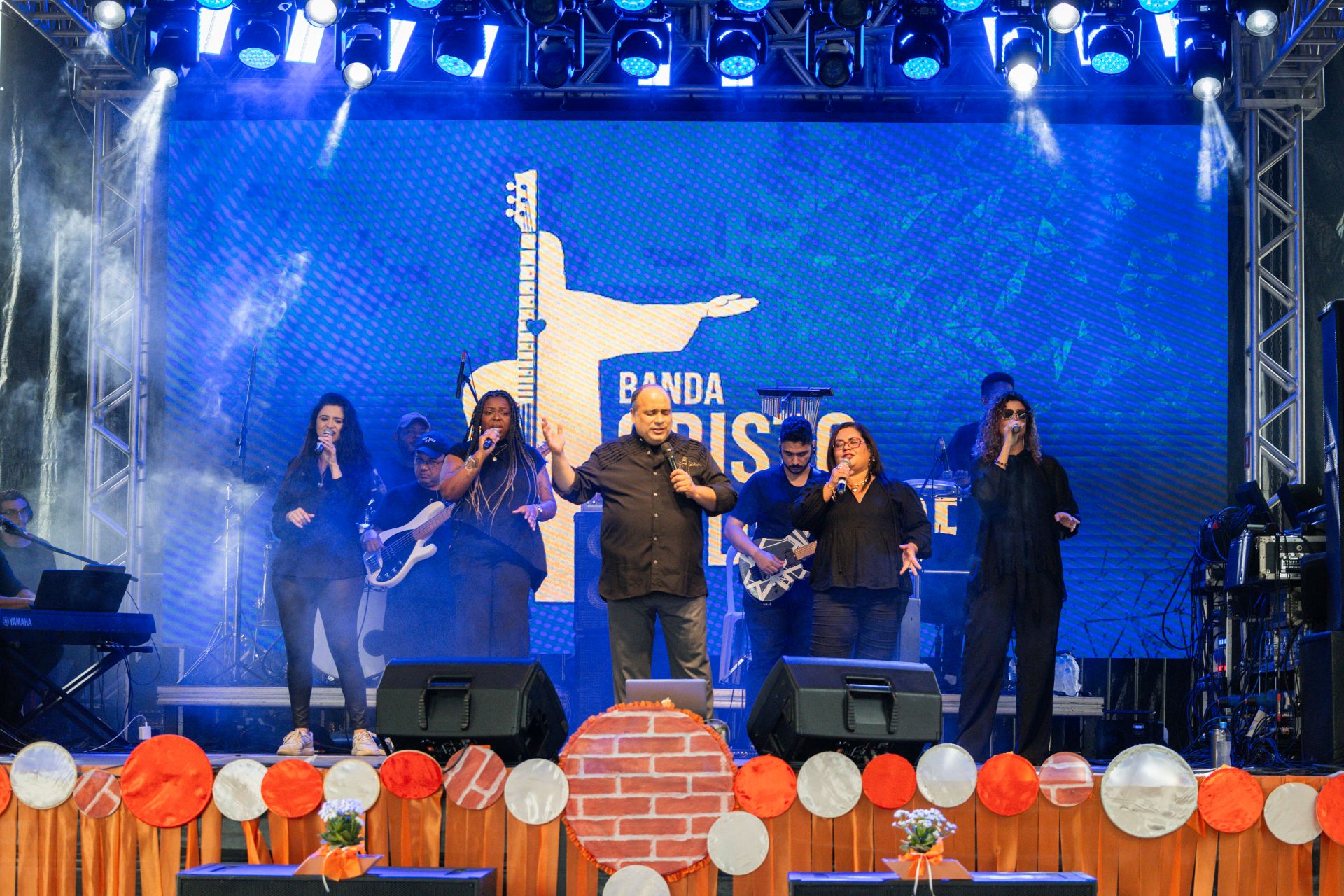 Padre Omar, com a Banda Cristo Redentor, se apresenta na Festa de Frei Galvão 2026, em Guaratinguetá