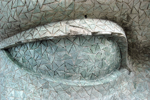 Há nomes escritos atrás das pedras do mosaico?