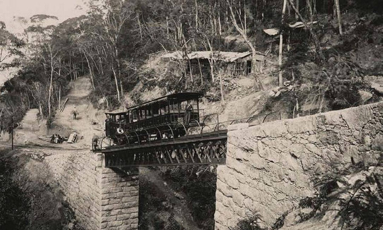 Como o material da obra chegava ao Corcovado?