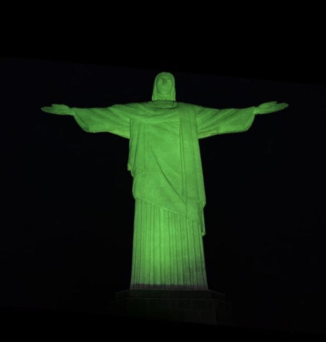 Cristo Redentor é iluminado na cor verde pelo Dia Mundial em Memória às Vítimas de Acidentes e Doenças do Trabalho