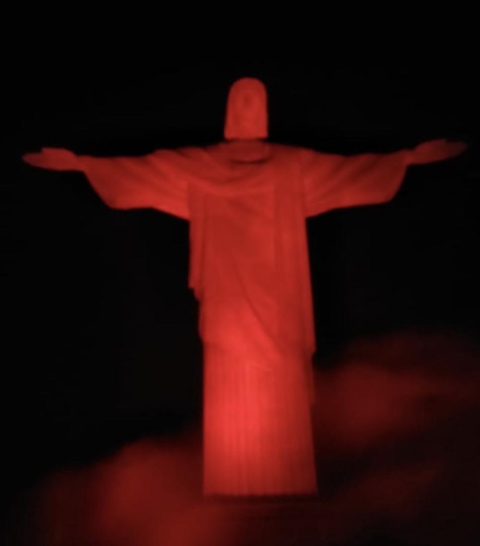 Cristo Redentor recebe iluminação pelo combate à violência sexual contra crianças (2020)