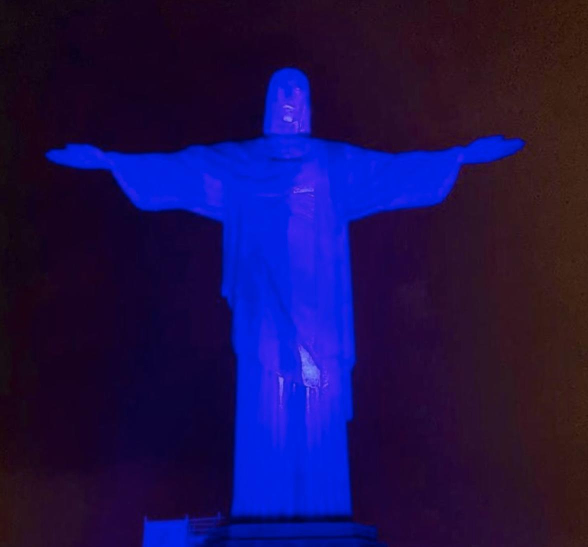 Cristo Redentor iluminado na cor azul pela Campanha Mundial de Conscientização sobre a Pneumonia