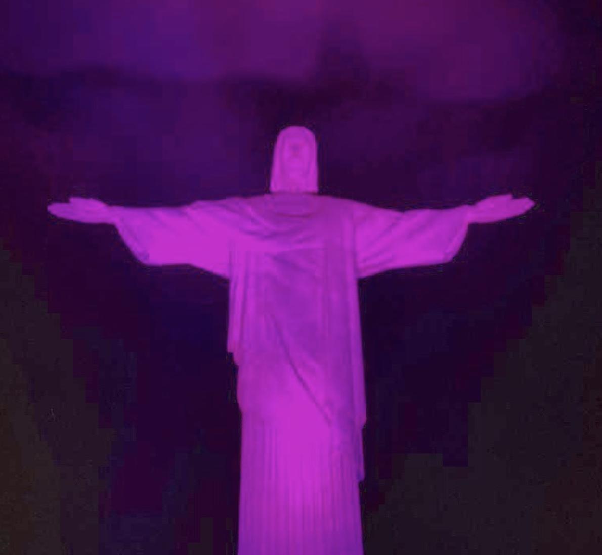 Cristo Redentor iluminado pelo Dia Mundial Contra a Hanseníase