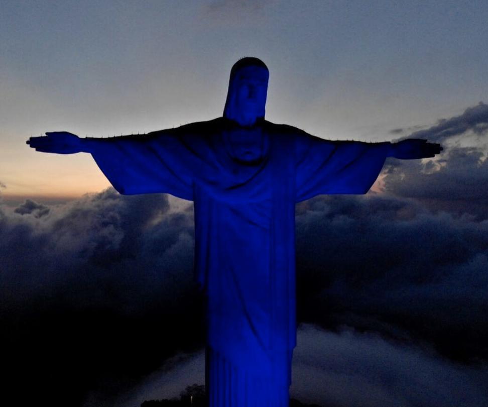 Cristo Redentor iluminado em azul em conscientização ao câncer colorretal