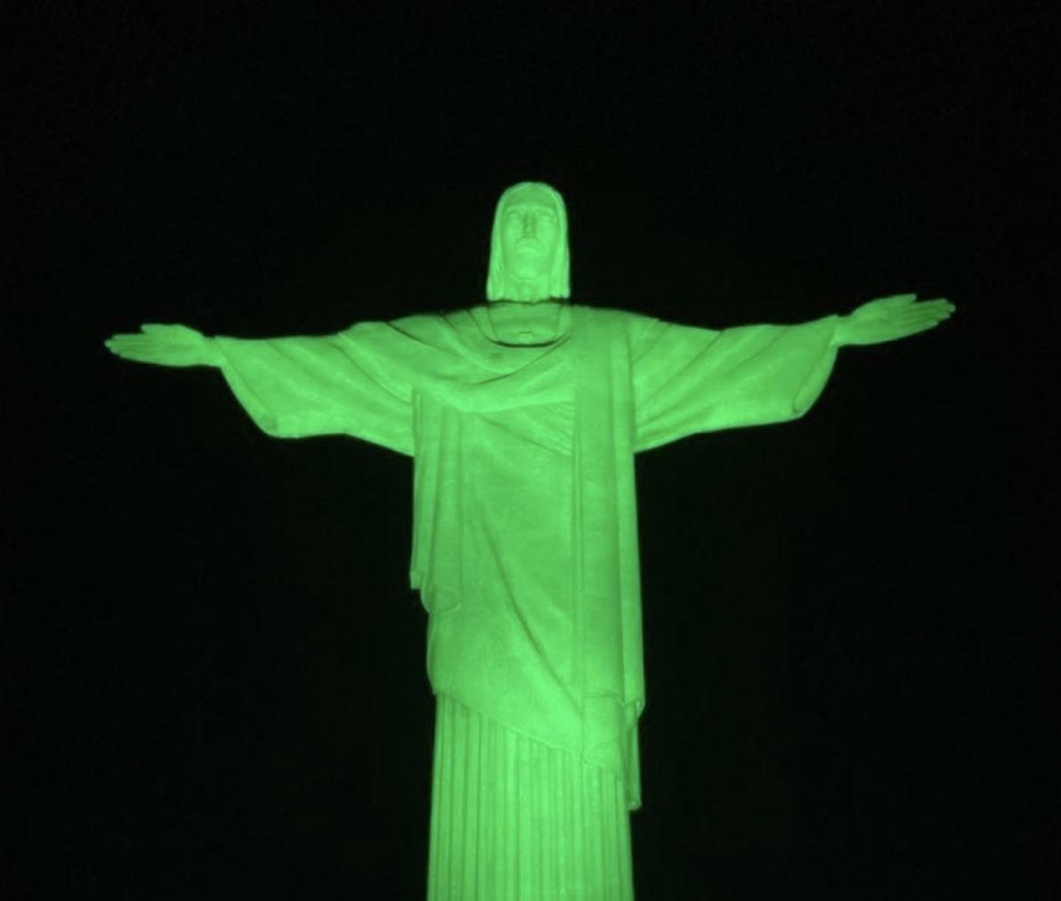 Cristo Redentor verde alerta para doença rara confundida com esclerose múltipla