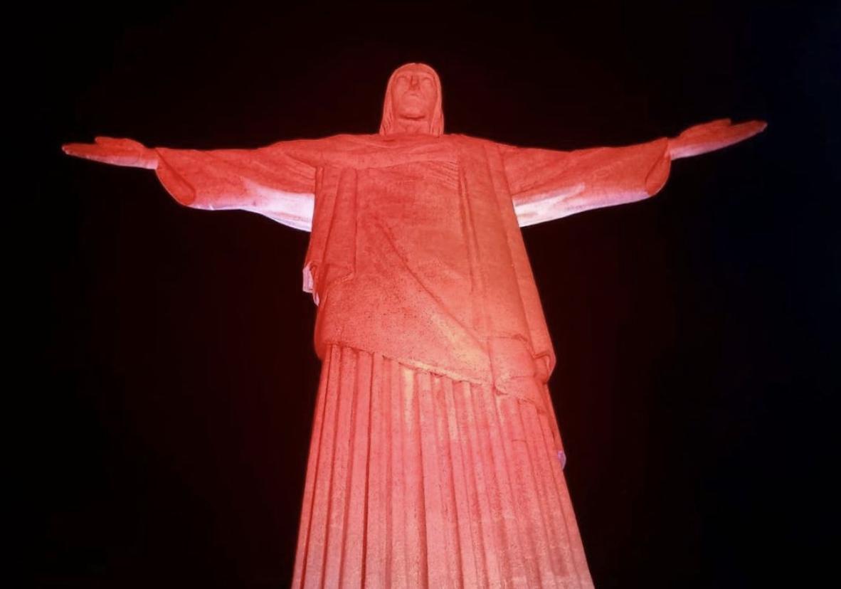 Cristo Redentor recebe iluminação pelo combate à violência sexual contra crianças (2021)