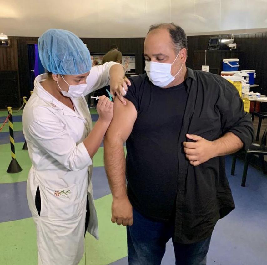 Reitor do Santuário Cristo Redentor, Padre Omar, toma primeira dose da vacina contra covid-19
