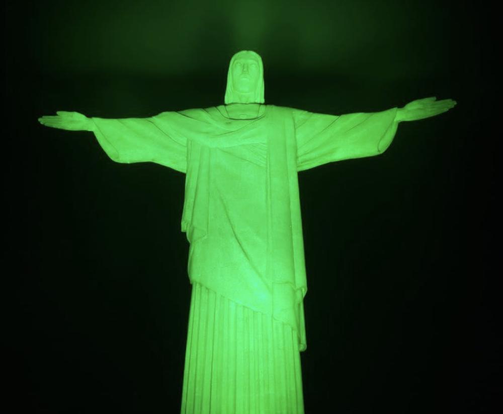 Cristo Redentor iluminado de verde em homenagem a defensoras e defensores públicos no Dia Nacional da Defensoria