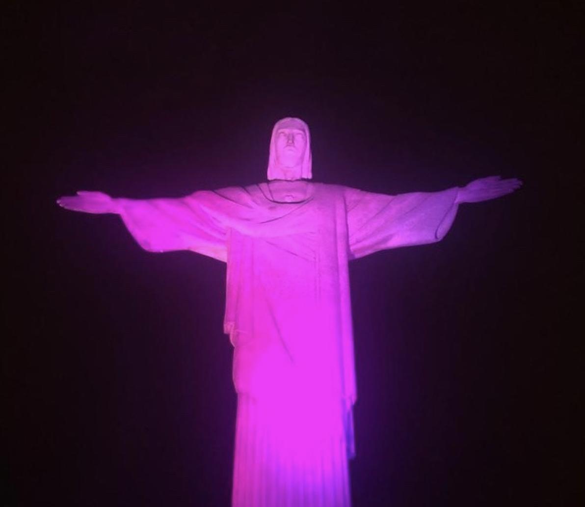 Cristo Redentor iluminado na cor violeta por campanha que alerta sobre Ceratocone