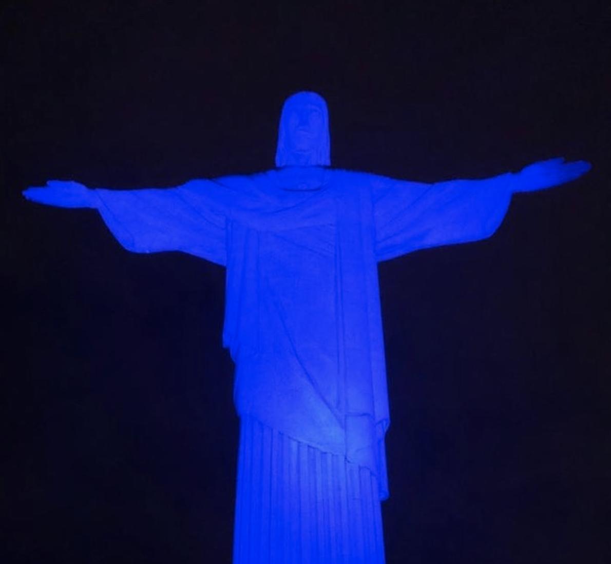 Cristo Redentor homenageia o Beato Donizetti com iluminação azul (2021)