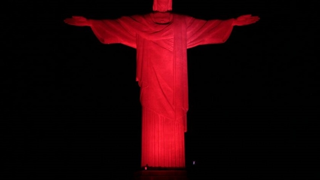 Cristo Redentor recebe iluminação especial pelo Ano Novo Chinês